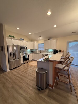 Fridge, microwave, oven, stovetop - 4-Bedroom House w/HOT TUB-Beach, Entertainment and Restaurants Close Proximity (Kitty Hawk)