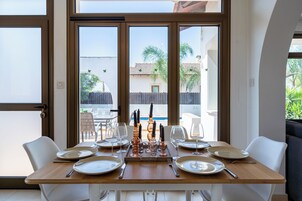 Apartamento, 2 habitaciones, cocina, vistas a la piscina | Servicio de comidas en la habitación