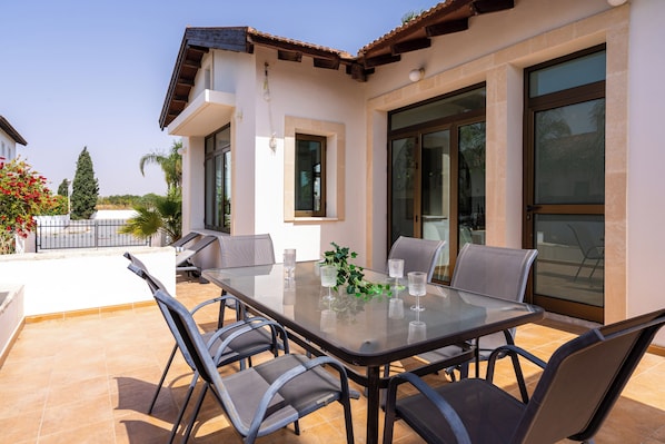 Outdoor dining