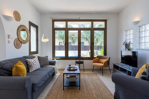 Apartamento, 2 habitaciones, cocina, vistas a la piscina | Sala de estar | Smart TV de 43 pulgadas con canales digitales, servicios de streaming