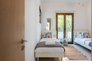 Apartment, 2 Bedrooms, Kitchen, Pool View | Blackout drapes, iron/ironing board, free WiFi