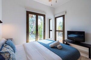 Cortinas blackout, tabla de planchar con plancha y wifi gratis 