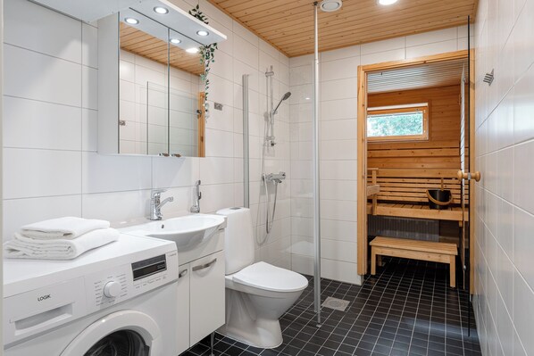 Departamento superior, balcón, vista al patio | Baño | Regadera, secadora de cabello, toallas, papel de baño 