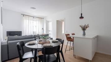 Superior appartement, balkon, uitzicht op de binnenplaats | Dineerruimte