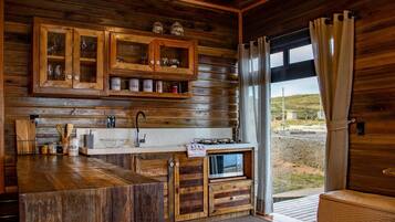 Cabana premium, vista para a colina | Cozinha privada | Micro-ondas, talheres/pratos/utensílios de cozinha