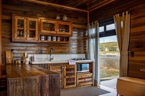 Premium Cabin, Hill View | Private kitchen | Microwave, cookware/dishes/utensils - Experiência Premium - Montanha do Sol (Rio Fortuna)