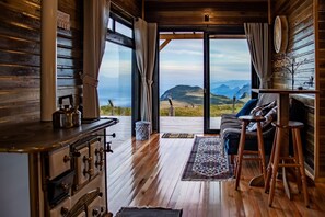 Cabana | Cozinha privada | Micro-ondas, fogão, cooktop, talheres/pratos/utensílios de cozinha