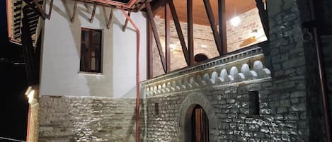 Façade de l’hébergement - soirée/nuit