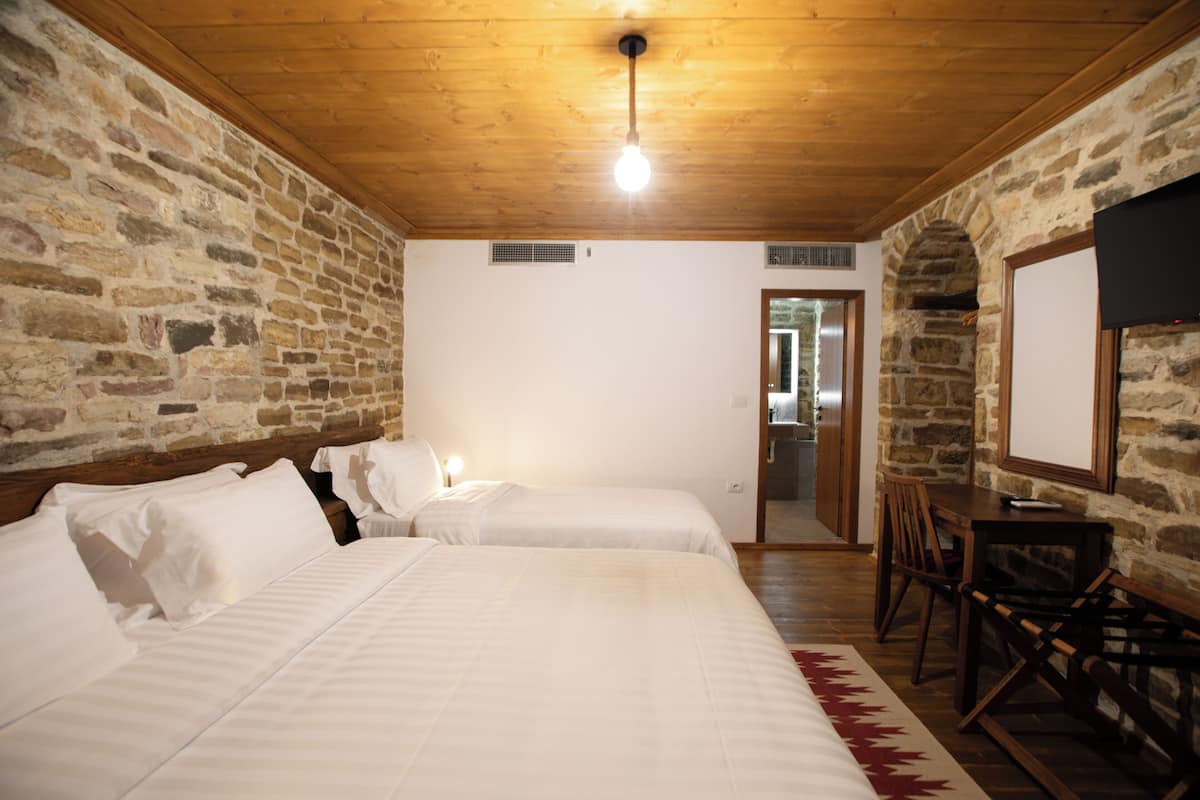 Chambre Triple Supérieure | Chambres insonorisées, Wi-Fi gratuit