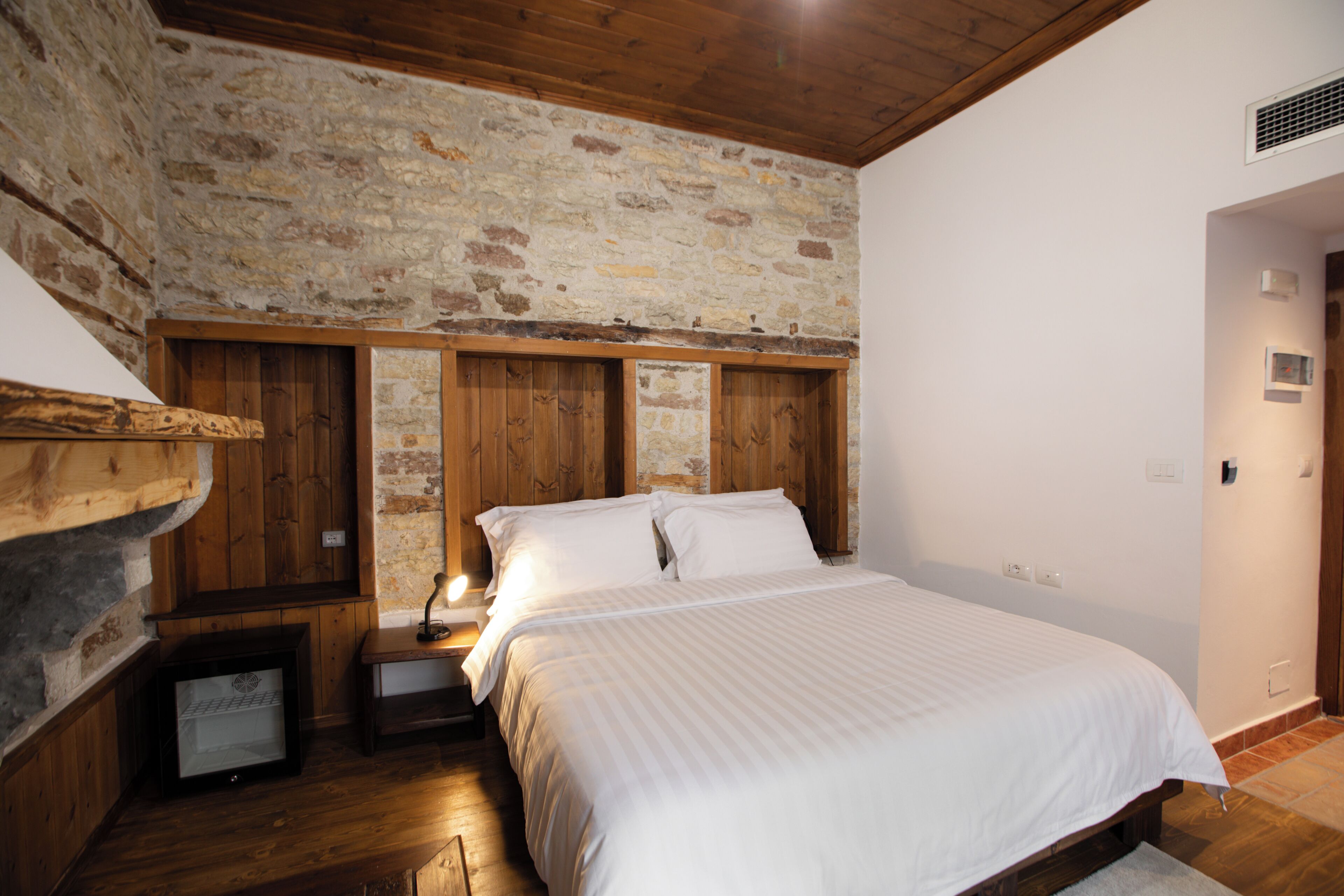 Habitación superior con 1 cama doble o 2 individuales | Sistema de insonorización y wifi gratis