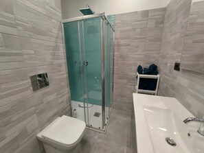 Dusche, Haartrockner, Bidet, Handtücher