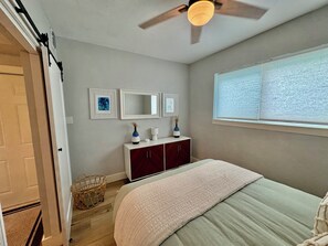 3 bedrooms, desk, iron/ironing board, travel crib