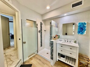 Shower, hair dryer, towels, soap - "Delray Drift". Charming 3-bedroom house in Downtown Delray. (Delray Beach)