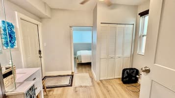 3 Schlafzimmer, Schreibtisch, Bügeleisen/Bügelbrett, Reisekinderbett