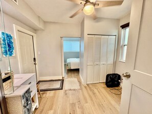 3 quartos, escrivaninha, ferros/tábuas de passar roupa, berço de viagem