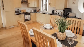 Fridge, microwave, toaster, cookware/dishes/utensils - Awel y Môr (Burry Port)