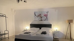 1 soverom, strykejern/-brett, internettilgang og sengetøy