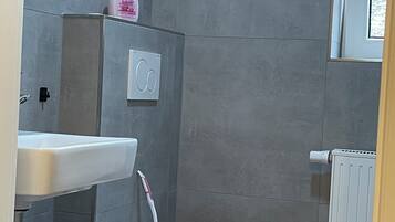 Haartrockner, Handtücher, Seife, Toilettenpapier