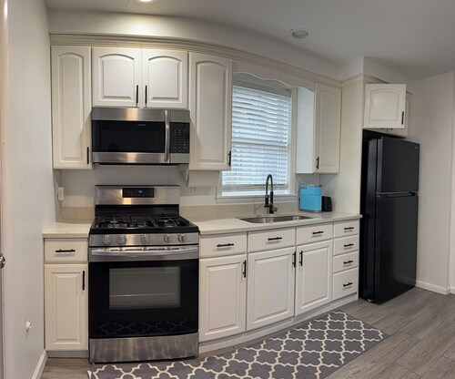 Soothing entire 3-bedroom 2-fullbath house with AC in Pittsburgh