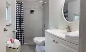 Secador de pelo, toallas, jabón y papel higiénico