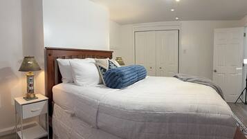 3 bedrooms, iron/ironing board, internet, bed sheets