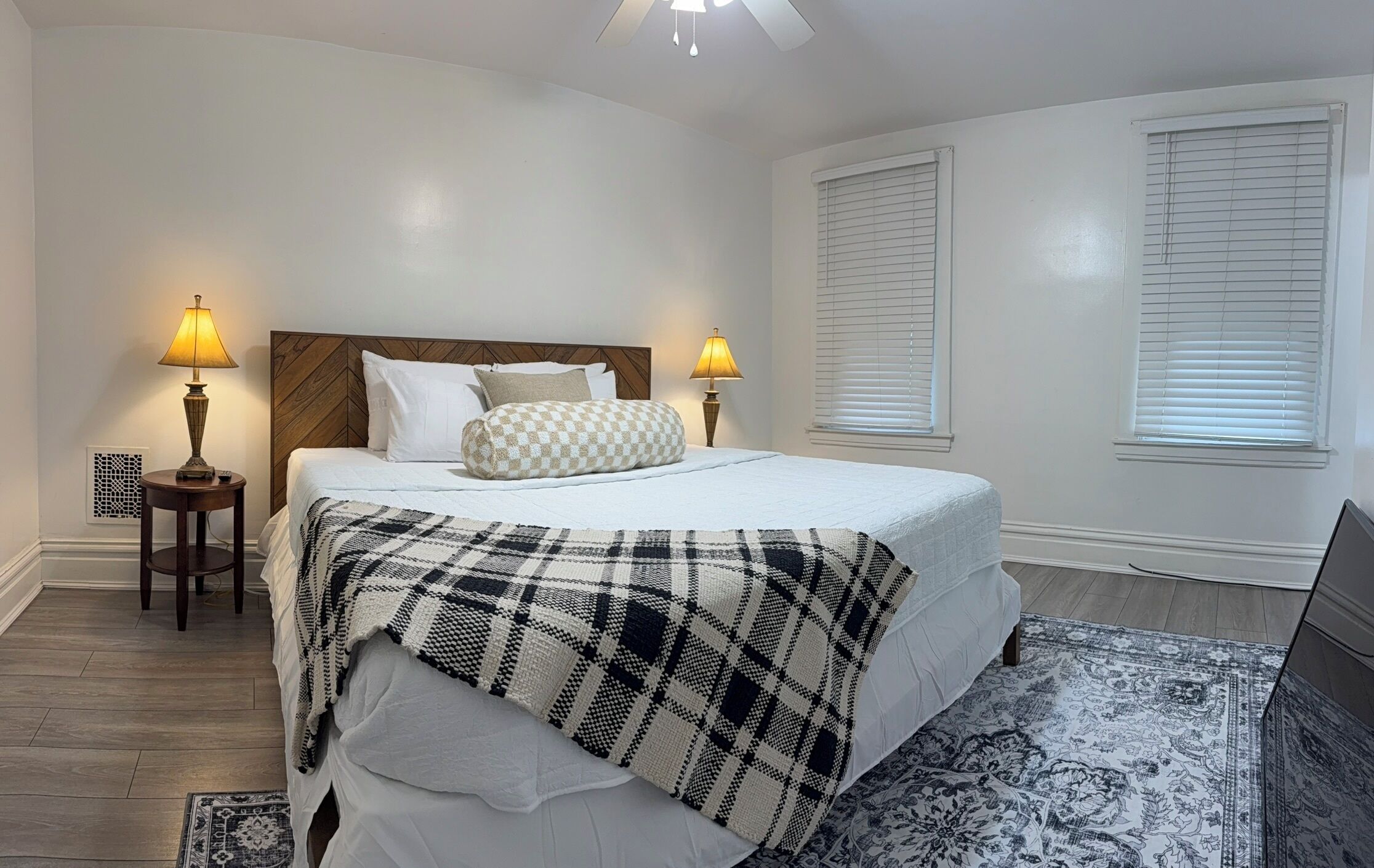 3 bedrooms, iron/ironing board, internet, bed sheets