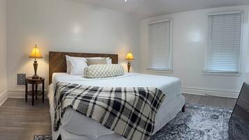 3 bedrooms, iron/ironing board, internet, bed sheets