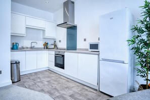 Apartment (2 Bedrooms) | Private kitchen | Microwave, oven, stovetop, dishwasher - Bay View - 2 Bedroom Apartment - Tenby (Tenby)