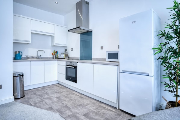 Apartment (2 Bedrooms) | Private kitchen | Microwave, oven, stovetop, dishwasher