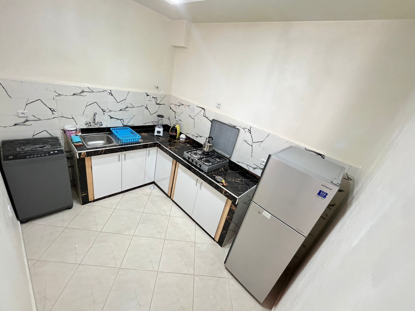 Kühlschrank, Herdplatte, Wasserkocher mit Kaffee-/Teezubehör, Mixer