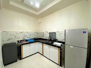 Frigorifero, piano cottura, macchina per tè/caffè, frullatore