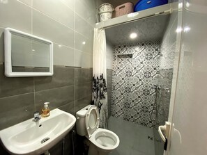 タオル、石鹸、トイレットペーパー