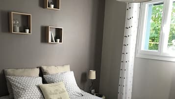 2 slaapkamers, een strijkplank/strijkijzer, beddengoed