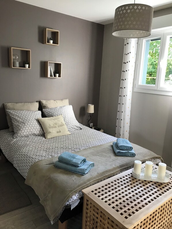 2 chambres, fer et planche à repasser, draps fournis