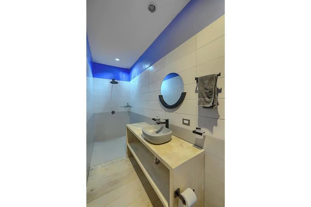 Milieuvriendelijke toiletartikelen, een haardroger, handdoeken, zeep