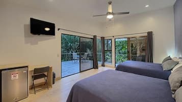 2 chambres, coffres-forts dans les chambres, fer et planche à repasser