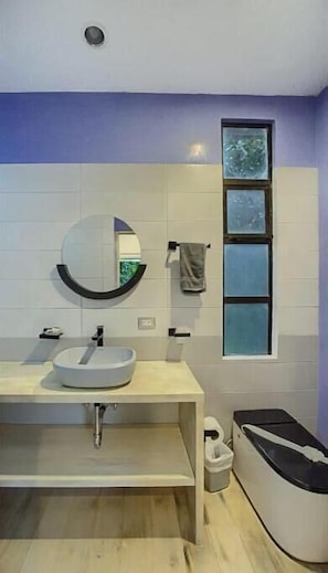 Articles de toilette écologiques, séchoir à cheveux, serviettes fournies