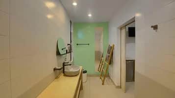 Umweltfreundliche Kosmetikartikel, Haartrockner, Handtücher, Seife