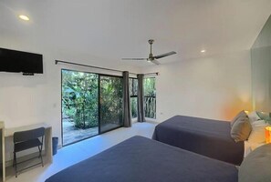 1 chambre, coffre-fort, fer et planche Ă repasser