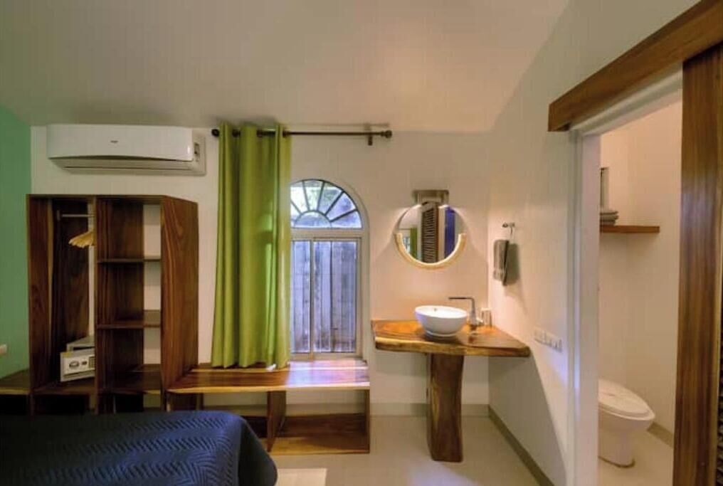 1 chambre, coffres-forts dans les chambres, fer et planche à repasser