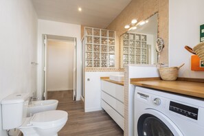 SĂšche-cheveux, bidet, serviettes fournies, savon
