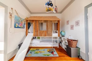 3 habitaciones, escritorio y tabla de planchar con plancha 
