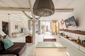 Smart-TV, DVD-Player, Bücher, Stereoanlage