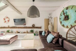 Smart-TV, DVD-Player, Bücher, Stereoanlage