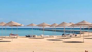 Plage, chaises longues, serviettes de plage