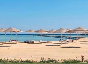 Plage, chaises longues, serviettes de plage