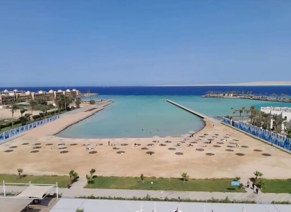 Am Strand, Liegestühle, Strandtücher