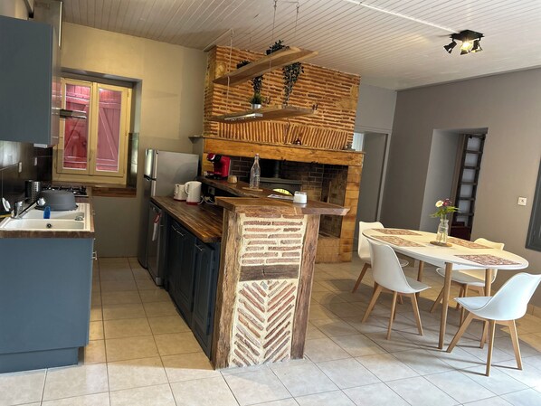 Een oven, een kookplaat, een vaatwasser