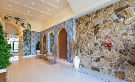 Basic Apartment | Lobby