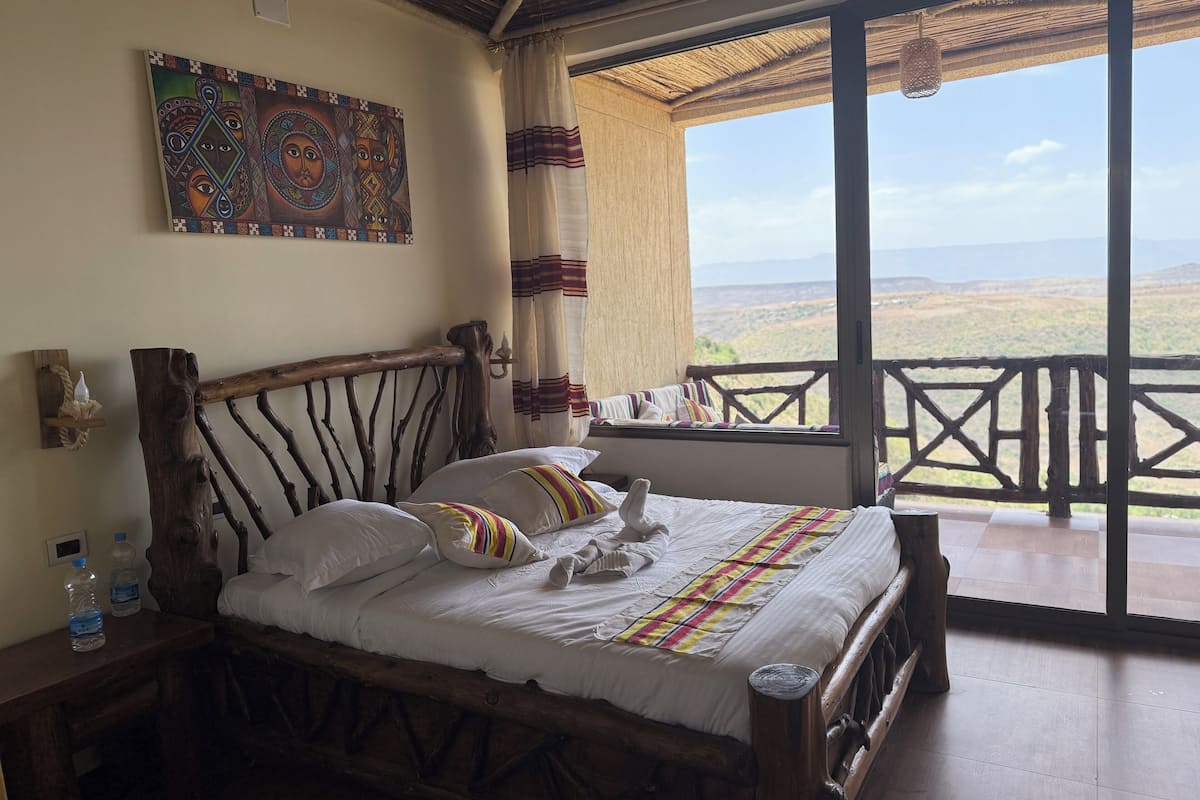 Suite, vistas a la montaña | Escritorio, espacio para trabajar con un portátil, wifi gratis